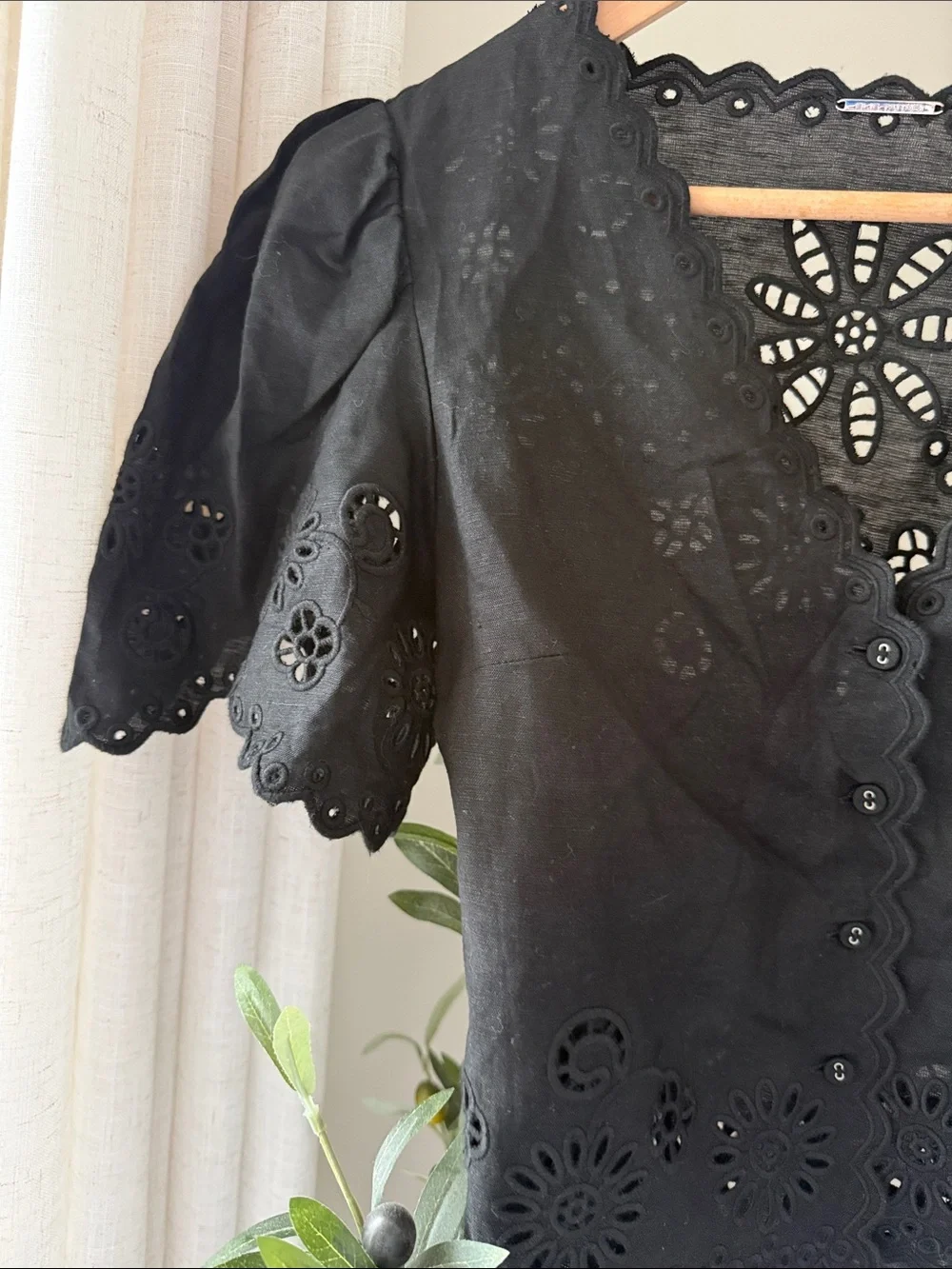 Elie Tahari Linen Blend Black Eyelet Scalloped Button-Front Blouse Size S - Picture 5 of 9